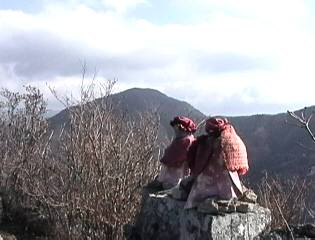 地蔵の向こうに黒岳