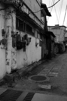 西裏路地