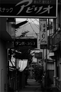 西裏路地