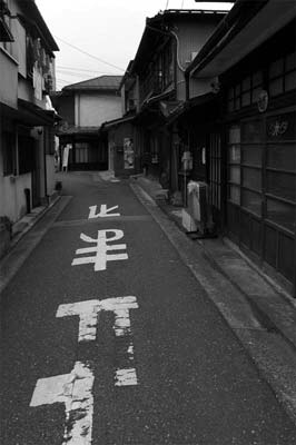 東裏の路地
