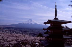 忠霊塔と富士山