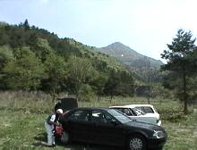 駐車スペース（向こうに雪頭ヶ岳）
